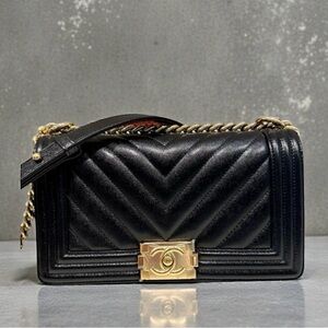 Chanel NWT Boy Bag new medium Caviar leather shoulder / crossbody bag